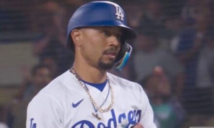 Mookie Betts conecta un hit decisivo con dos strikes en la octava entrada, y los Dodgers vencen a los Rockies por 4-3.
