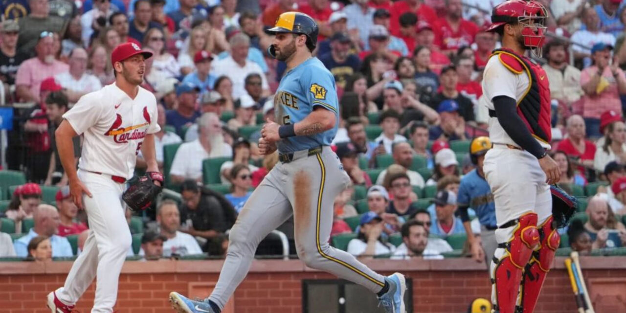 Jonrones de Bauers y Turang ayudan a Cerveceros a vencer 8-4 a Cardenales