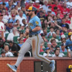 Jonrones de Bauers y Turang ayudan a Cerveceros a vencer 8-4 a Cardenales