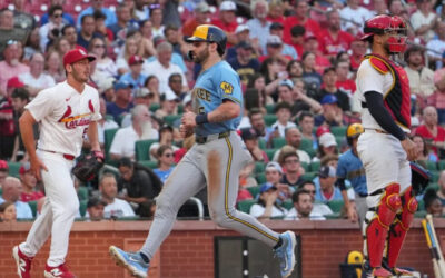 Jonrones de Bauers y Turang ayudan a Cerveceros a vencer 8-4 a Cardenales