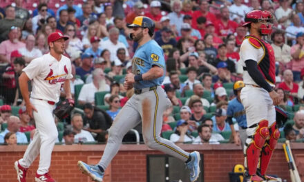 Jonrones de Bauers y Turang ayudan a Cerveceros a vencer 8-4 a Cardenales