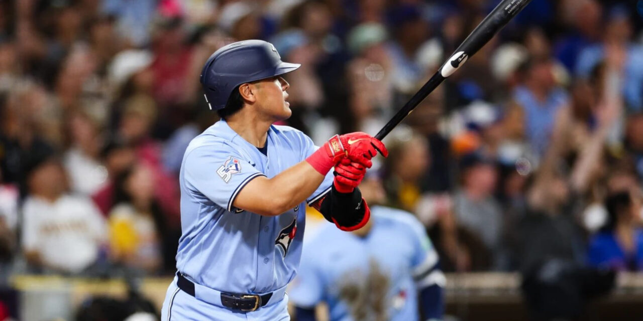 Okamoto, de los Blue Jays, conecta su jonrón número 22 para igualar la marca de novato de Ohtani en la victoria por 5-3 sobre los Padres.