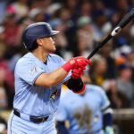 Okamoto, de los Blue Jays, conecta su jonrón número 22 para igualar la marca de novato de Ohtani en la victoria por 5-3 sobre los Padres.