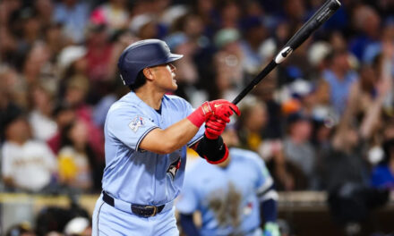 Okamoto, de los Blue Jays, conecta su jonrón número 22 para igualar la marca de novato de Ohtani en la victoria por 5-3 sobre los Padres.