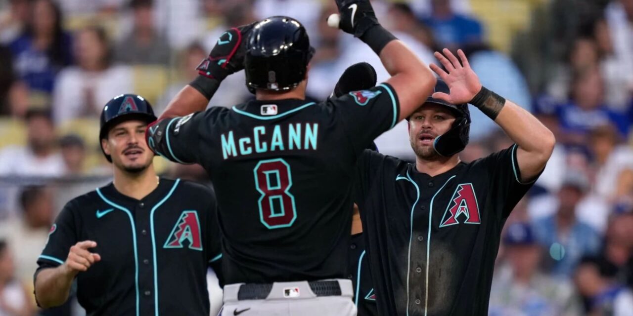 James McCann conecta dos jonrones y los Diamondbacks aplastan a los Dodgers 9-2.