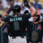 James McCann conecta dos jonrones y los Diamondbacks aplastan a los Dodgers 9-2.