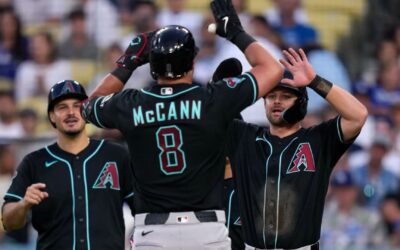 James McCann conecta dos jonrones y los Diamondbacks aplastan a los Dodgers 9-2.