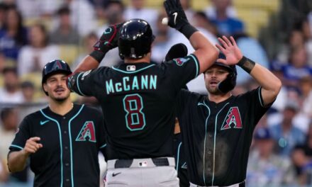 James McCann conecta dos jonrones y los Diamondbacks aplastan a los Dodgers 9-2.