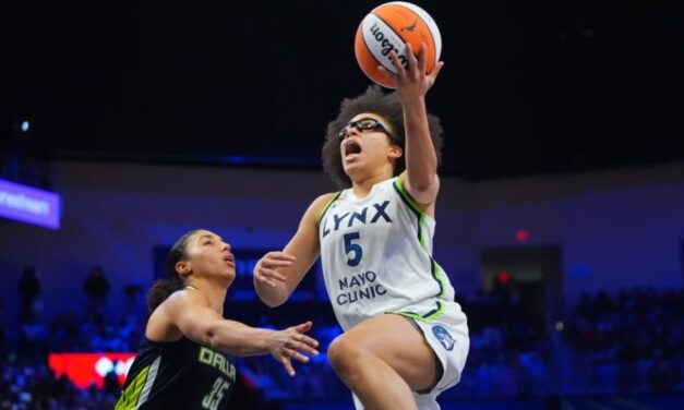 Kayla McBride y Olivia Miles brillaron en la victoria de las Lynx por 104-100 sobre las Mercury.