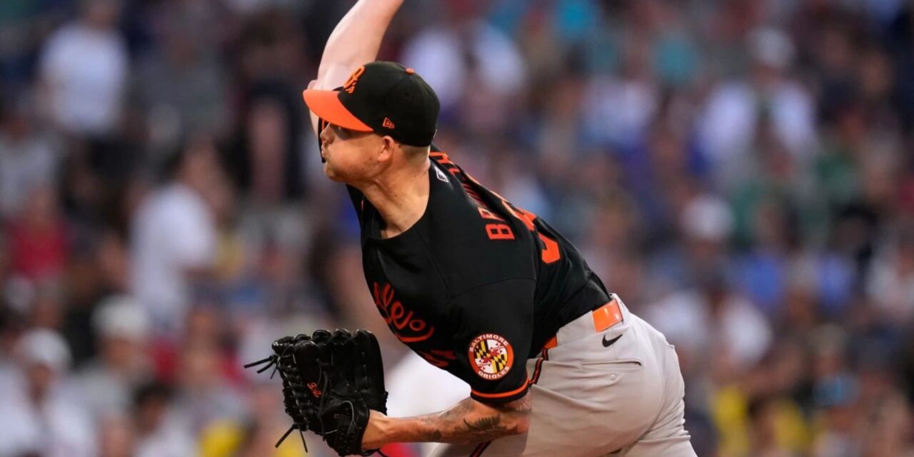 Los Orioles detienen la racha de 15 victorias consecutivas de los Red Sox, con una victoria de 5-1 para dividir la doble jornada.