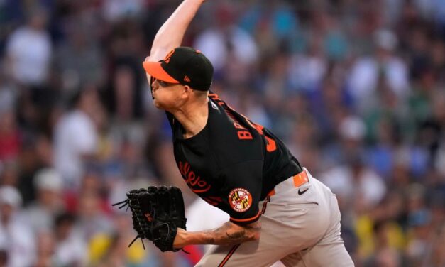 Los Orioles detienen la racha de 15 victorias consecutivas de los Red Sox, con una victoria de 5-1 para dividir la doble jornada.