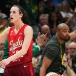 Clark y Mitchell lideraron a Fever a su cuarta victoria consecutiva, 105-95 sobre Storm.