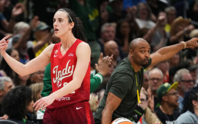Clark y Mitchell lideraron a Fever a su cuarta victoria consecutiva, 105-95 sobre Storm.