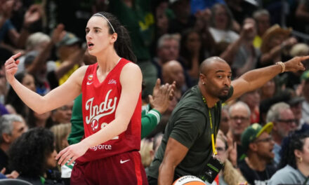 Clark y Mitchell lideraron a Fever a su cuarta victoria consecutiva, 105-95 sobre Storm.