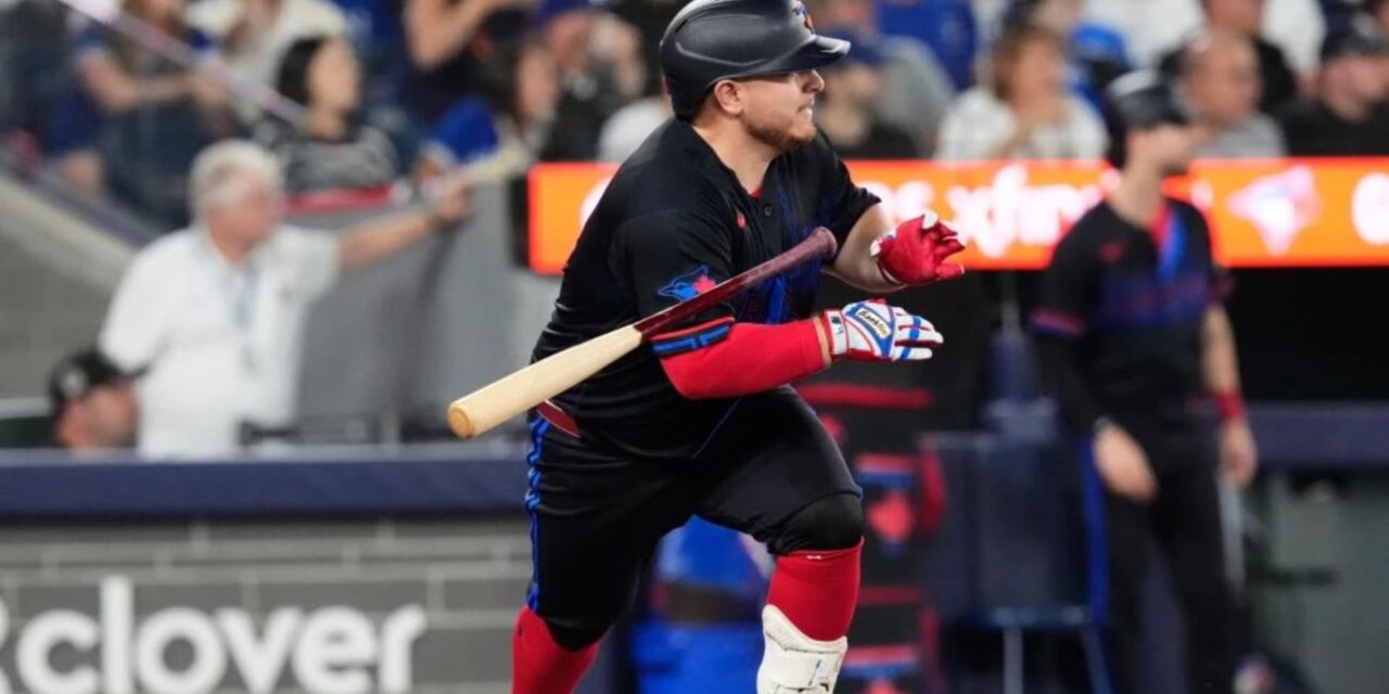 Kirk pega jonrón y Azulejos vencen a Yankees