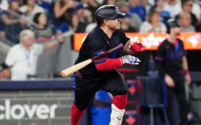 Kirk pega jonrón y Azulejos vencen a Yankees