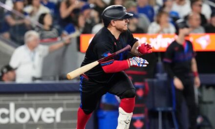 Kirk pega jonrón y Azulejos vencen a Yankees