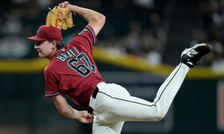 Bratt poncha a 9 bateadores, ayudando a los Diamondbacks a aplastar a los Padres por 10-4.