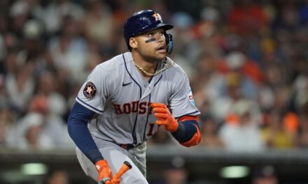 Cam Smith conecta dos jonrones y los Astros vencen 6-3 a los Padres y al recién llegado Robbie Ray.
