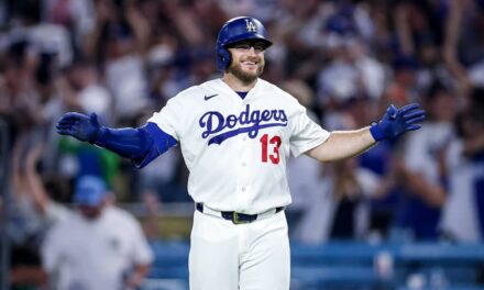 El sencillo de Max Muncy en la décima entrada lleva a los Dodgers a vencer a los Royals por 5-4.
