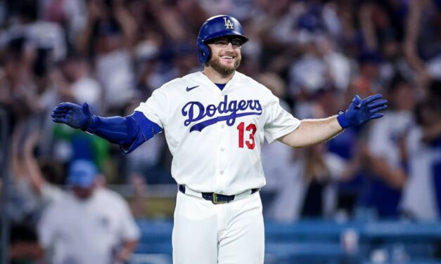 El sencillo de Max Muncy en la décima entrada lleva a los Dodgers a vencer a los Royals por 5-4.