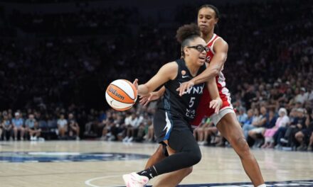 Olivia Miles y Napheesa Collier brillan en la victoria de las Lynx por 98-87 sobre las Aces, asegurando su puesto en los playoffs de la WNBA.