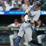 Un foul polémico frena a Pete Alonso y los Yankees golpean en la octava para vencer 5-3 a Orioles