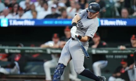 Un foul polémico frena a Pete Alonso y los Yankees golpean en la octava para vencer 5-3 a Orioles