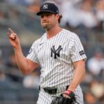 Cole supera a Sale en duelo de ganadores del Cy Young y Yankees vencen a Bravos por 5-4