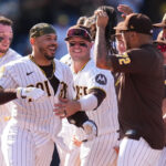Los Padres ganan 4-3 en 11 entradas y barren la serie ante los Brewers