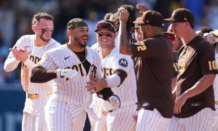 Los Padres ganan 4-3 en 11 entradas y barren la serie ante los Brewers