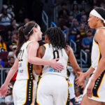 Mitchell anota 27 puntos y establece un récord de la, Clark suma 26 y las Fever vencen a las Sky 90-86.