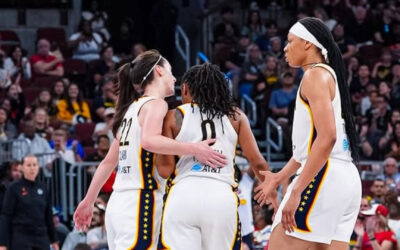 Mitchell anota 27 puntos y establece un récord de la, Clark suma 26 y las Fever vencen a las Sky 90-86.
