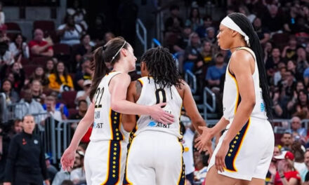 Mitchell anota 27 puntos y establece un récord de la, Clark suma 26 y las Fever vencen a las Sky 90-86.