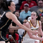 Caitlin Clark y Kelsey Mitchell ayudan a Indiana Fever a mantener su buena racha con una victoria de 106-92 sobre las Liberty.