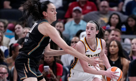 Caitlin Clark y Kelsey Mitchell ayudan a Indiana Fever a mantener su buena racha con una victoria de 106-92 sobre las Liberty.