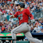 Nolan Arenado conecta dos jonrones y remolca cuatro carreras en la paliza de los Diamondbacks a los Braves por 10-3.