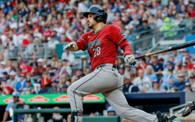 Nolan Arenado conecta dos jonrones y remolca cuatro carreras en la paliza de los Diamondbacks a los Braves por 10-3.