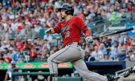 Nolan Arenado conecta dos jonrones y remolca cuatro carreras en la paliza de los Diamondbacks a los Braves por 10-3.