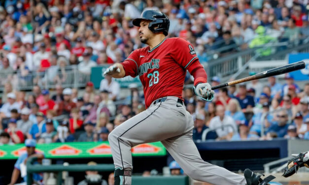 Nolan Arenado conecta dos jonrones y remolca cuatro carreras en la paliza de los Diamondbacks a los Braves por 10-3.