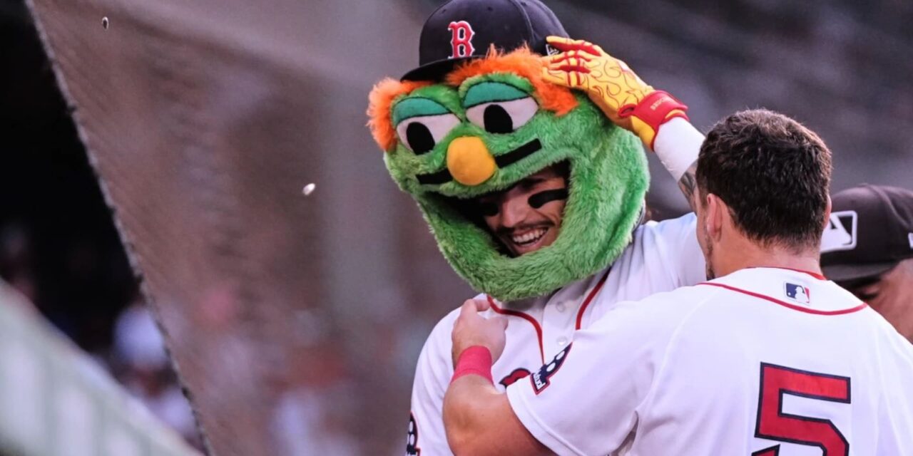 Durbin conecta un grand slam y Abreu dos jonrones, mientras los Red Sox, en racha ganadora, aplastan a los White Sox 14-2.