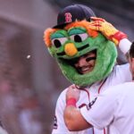 Durbin conecta un grand slam y Abreu dos jonrones, mientras los Red Sox, en racha ganadora, aplastan a los White Sox 14-2.