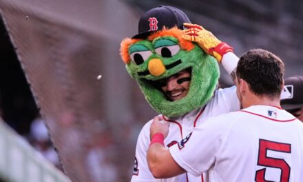 Durbin conecta un grand slam y Abreu dos jonrones, mientras los Red Sox, en racha ganadora, aplastan a los White Sox 14-2.