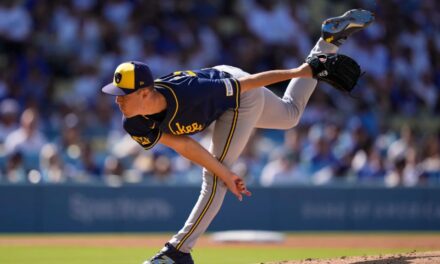 Jacob Misiorowski mantiene a raya a los bates de los Dodgers y los Brewers se llevan la victoria por 4-1.