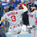 Rafaela conecta dos jonrones y los Red Sox superan a Yamamoto y los Dodgers por 3-2.