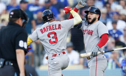 Rafaela conecta dos jonrones y los Red Sox superan a Yamamoto y los Dodgers por 3-2.
