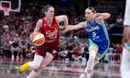 Caitlin Clark y Aliyah Boston brillan en la segunda mitad e impulsan a las Fever a vencer a las Wings por 98-87.