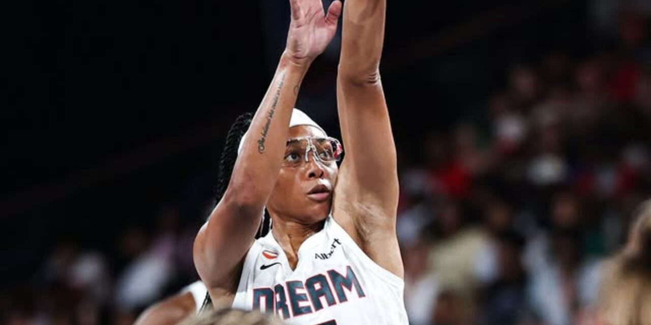Rhyne Howard anota 6 de los 14 triples de las Dream en la victoria por 107-95 sobre las Tempo.