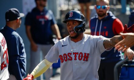 Rafaela pega jonrón por tercer juego seguido y Medias Rojas barren a los Dodgers