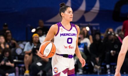 Kahleah Copper anotó 31 puntos y Kelsey Plum sumó 20 en su debut con Phoenix para ayudar a Mercury a vencer a Sky 106-101.